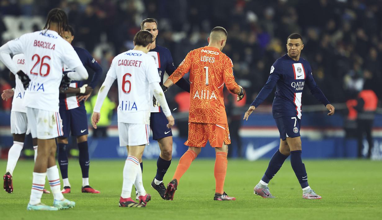 Reaksi kecewa pemain Paris Saint-Germain, Kylian Mbappe (kanan) setelah kalah 0-1 dari Lyon pada laga pekan ke-29 Liga Prancis 2022/2023 di Parc de Pricess, Paris, Senin (3/4/2023) WIB. (AP Photo/Aurelien Morissard)