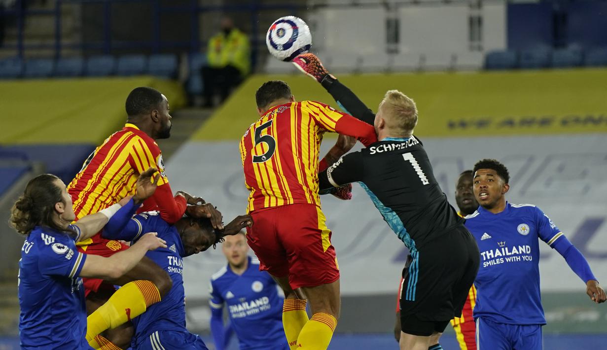 Kiper Leicester City, Kasper Schmeichel (kedua dari kanan) meninju bola dari ancaman bek West Bromwich Albion, Kyle Bartley dalam laga lanjutan Liga Inggris 2020/2021 pekan ke-32 di King Power Stadium, Leicester, Kamis (22/4/2021). Leicester menang 3-0 atas West Brom. (AP/Tim Keeton/Pool)
