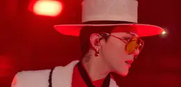 Di konser Encore Korea Selatannya, G Dragon tampil mengenakan setelan jas putih dari jas dan celana yang memiliki aksen hitam. Dipadukan inner kemeja putih. [Dok. CHANEL]