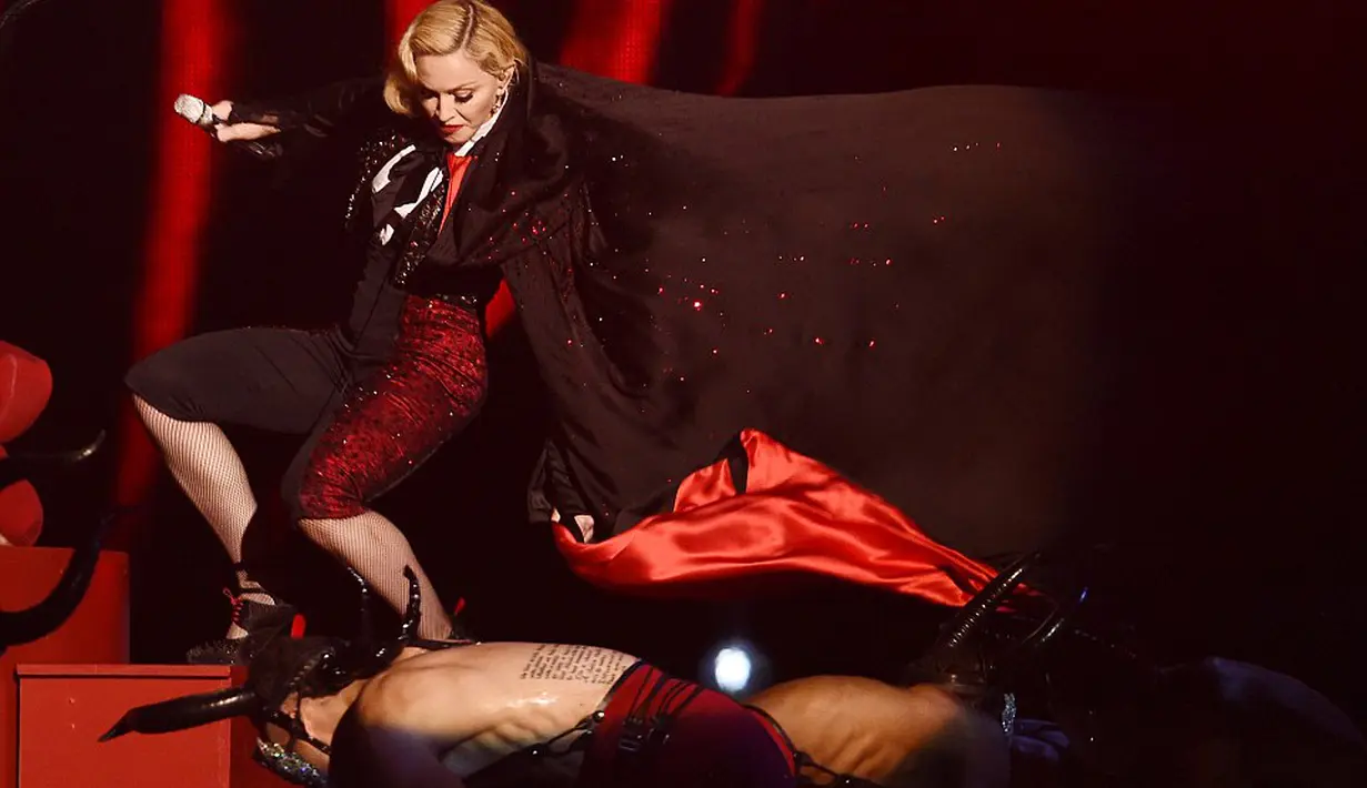 Madonna kenakan jubah menjuntai untuk mendukung penampilannya