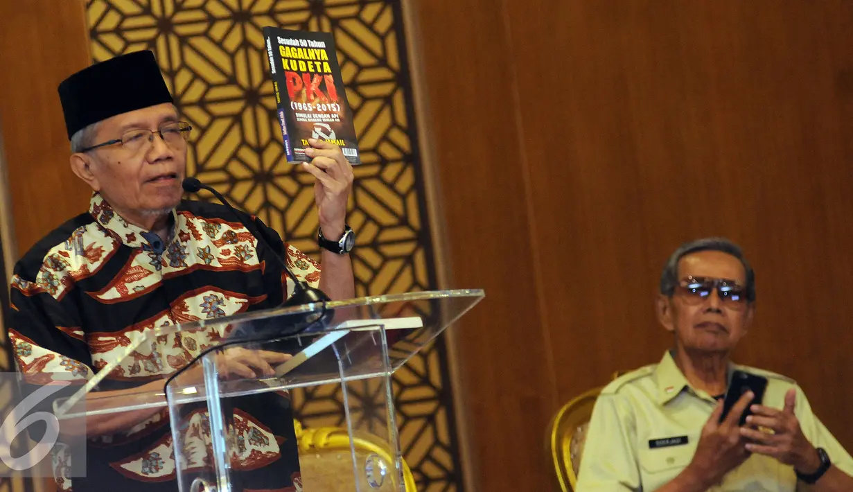 Budayawan, Taufik Ismail menunjukkan buku yang ditulisnya pada silaturahmi persatuan purnawirawan TNI-AD serta Ormas di Jakarta, Jumat (13/5/2016). Acara dihadiri sejumlah tokoh danmembahas bahaya laten PKI. (Liputan6.com/Helmi Fithriansyah)