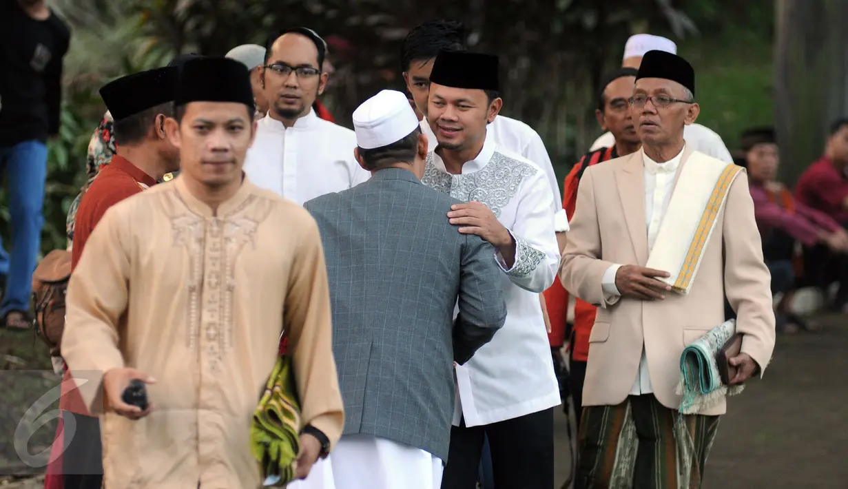 Walikota Bogor, Bima Arya (tengah) bersilaturahmi jelang melaksanakan Salat Idul Fitri 1437 H di Kebun Raya Bogor, Rabu (6/7). Tahun ini, Pemkot Bogor menyelenggarakan Salat Id yang dipusatkan di Kebun Raya. (Liputan6.com/Helmi Fithriansyah) 