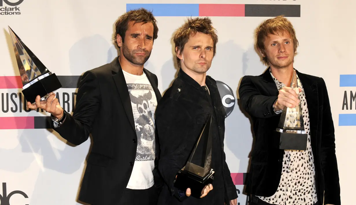 Christopher Wolstenholme, Matthew Bellamy, dan Dominic Howard yang tergabung dalam grup band Muse menambahkan daftar konser mereka di Britania Raya. (Bintang/EPA)