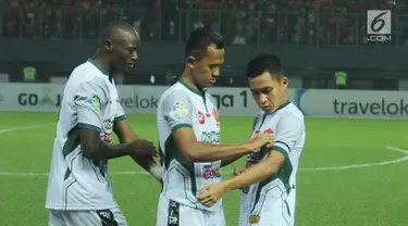 Pemain PS TNI mengenakan pita hitam di lengan jelang laga melawan Persija pada lanjutan Liga 1 Indonesia di Stadion Patriot Candrabhaga, Bekasi, Sabtu (30/9). Pita hitam untuk mengenang para pahlawan revolusi yang gugur. (Liputan6.com/Helmi Fithriansyah)