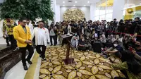 Wakil Ketua Umum Partai Golkar Ahmad Doli Kurnia bersama Sekjen Partai Keadilan Sejahtera (PKS) Habib Aboe Bakar Alhabsyi bersiap memberikan keterangan usai pertemuan tertutup di Kantor Partai Golkar, Jakarta, Selasa (7/2/2023). Pertemuan tersebut sebagai ajang silaturahmi dan konsolidasi jelang Pemilu 2024. (Liputan6.com/Johan Tallo)