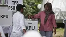 Warga memasukkan surat suara saat Pemungutan Suara Ulang (PSU) Pemilu 2019 di TPS 064  Kelurahan Rawamangun,  Jakarta Timur, Sabtu (27/4). Pelaksanaan PSU di TPS itu karena banyaknya pemilih yang menggunakan e-KTP tanpa memiliki A5 saat hari pencoblosan 17 April lalu.(Liputan6.com/Faizal Fanani