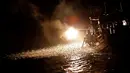Nelayan menggunakan api sebagai umpan saat menarik ikan di perairan New Taipei City, Taiwan, (19/6). Metode tradisional ini merupakan cara nelayan taiwan untuk mendapatkan ikan tanpa menggunakan bom yang dapat merusak ekosistem laut. (REUTERS/Tyrone Siu)