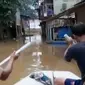 Permukiman warga di bantaran Kali Ciliwung, Cawang kembali terendam banjir. Sementara, bocah di Medan dirantai karena kecanduan main warnet.