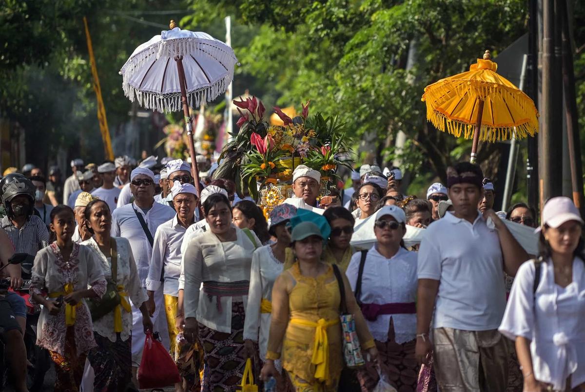 FOTO: Umat Hindu Gelar Ritual Melasti di Pantai Kenjeran Surabaya