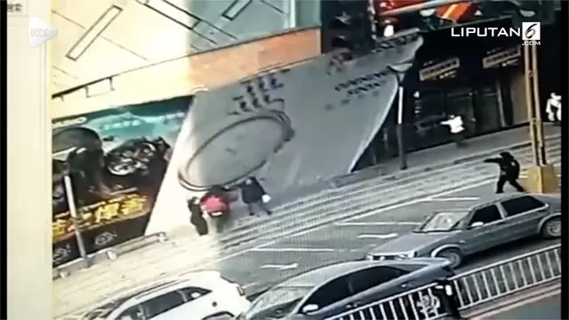 VIDEO: Nahas, 4 Pejalan Kaki Tertimpa Papan Reklame Ambruk