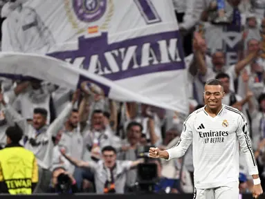 Penyerang Real Madrid, Kylian Mbappe merayakan gol ketiganya saat pertandingan leg kedua play-off fase gugur Liga Champions 2024/2025 melawan Manchester City di stadion Santiago Bernabeu, Madrid, Rabu 19 Februari 2025 waktu setempat atau Kamis 20 Februari 2025 dini hari WIB. (JAVIER SORIANO/AFP)