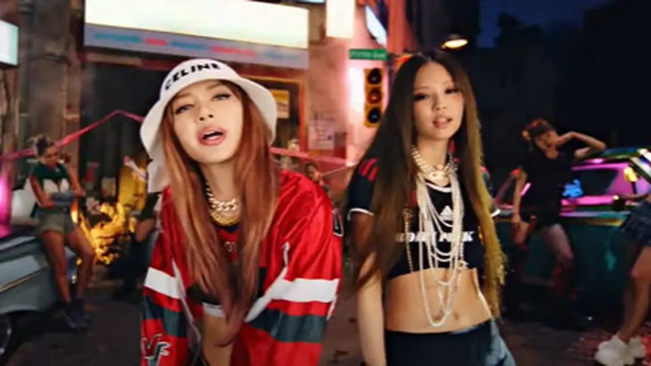 Adu Gaya Pamer Perut Rata Lisa dan Jennie BLACKPINK Kenakan Jersey di MV Pink Venom, Siapa Paling Keren?