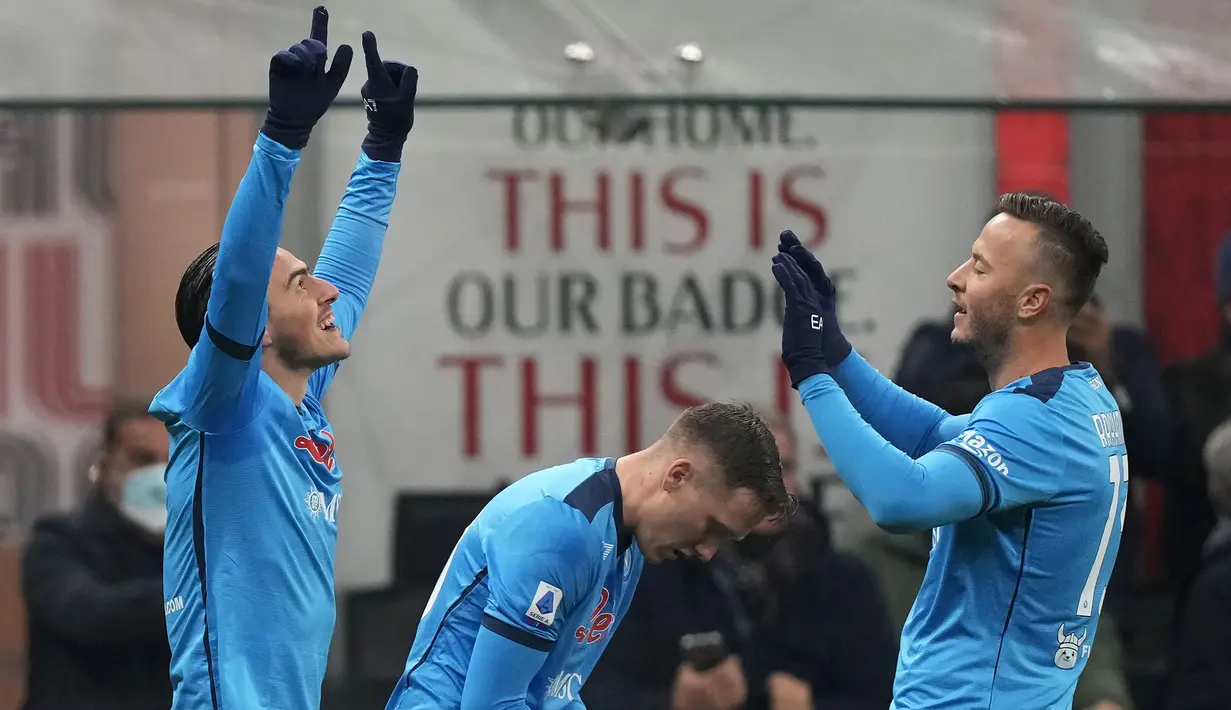 Satu-satunya gol tercipta saat pertandingan baru berjalan lima menit. Bermula dari sepak pojok Zielinski, Eljif Elmas (kiri) yang sedang dikawal oleh Tonali berhasil lolos dan mepaskan tandukan ke gawang Mike Maignan. (AP/Antonio Calanni)