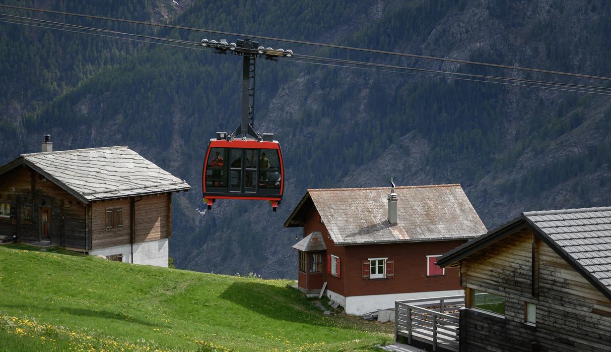 Kereta gantung di sekitar Stadion Ottmar Hitzfeld di tengah pegunungan Alpen Swiss (14/5/2020). Markas klub FC Gspon tersebut berada  pada ketinggian 2.000 meter di atas permukaan laut. (AFP/Fabrice Coffrini)