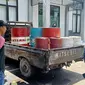 Polisi mengamankan barang bukti berupa kendaraan pick up L300 bernopol S8142 UB dan 12 drum berisi solar. (Liputan6.com/ Ahmad Adirin)