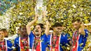 Pemain PSG, Vitinha, mengangkat trofi saat perayaan usai pertandingan sepak bola Piala Super UEFA antara Paris Saint-Germain dan Aston Villa di Salzburg, Austria, Rabu, 12 Agustus 2026. (Foto AP/Darko Bandic)