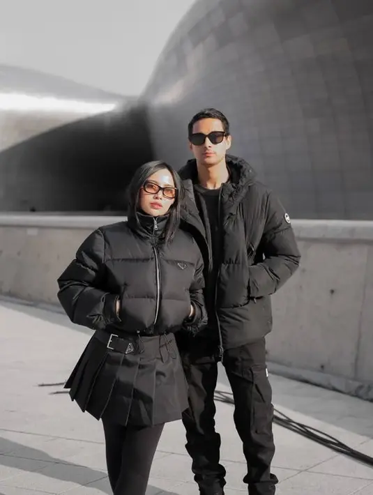 <p>Lihat saja betapa kompaknya Rachel dan Salim. Pasangan kekasih ini tampil kompak dengan mengenakan busana serba hitam. [Foto: instagram.com/rachelvennya]</p>