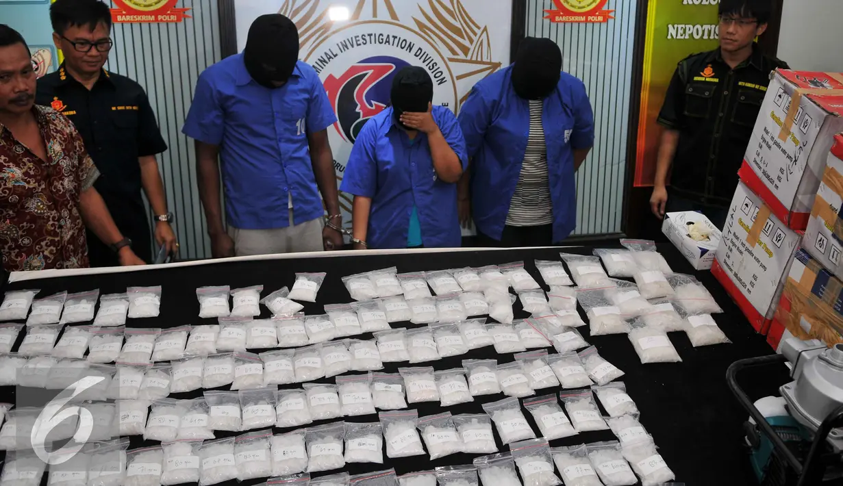 Sindikat Narkotika asal negara Nigeria yang diamankan petugas satuan BNN, Jakarta, Jumat (28/8/2015). Bareskrim Mabes Polri berhasil membongkar penyelundupan sabu seberat 15,5 Kg yang dimasukkan ke dalam mesin pompa air. (Liputan6.com/Gempur M Surya)