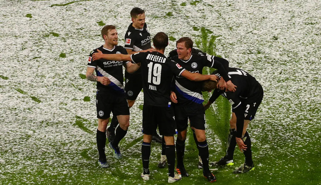 Para pemain Arminia Bielefeld maerayakan gol kedua ke gawang Bayern Munich yang dicetak bek Amos Pieper (kanan) dalam laga lanjutan Liga Jerman 2020/21 pekan ke-21 di Allianz Arena, Munich, Senin (15/2/2021). Arminia Bielefeld bermain imbang 3-3 dengan Bayern Munich. (AFP/Adam Pretty/Pool)