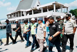 Menteri Dalam Negeri (Mendagri) Muhammad Tito Karnavian meninjau kondisi Pelabuhan Laurentius Say, Maumere, Kabupaten Sikka, Nusa Tenggara Timur (NTT), yang terdampak gempa bumi, Rabu (19/8/2026).