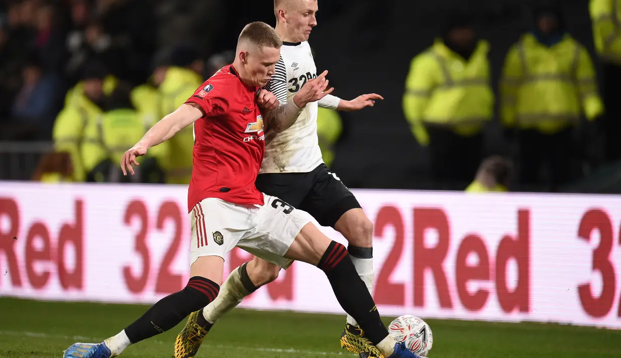 Gelandang Manchester United, Scott McTominay, berebut bola dengan pemain Derby Country pada laga babak kelima Piala FA di Pride Park Stadium, Kamis (5/3). Manchester United menang 3-0 atas Derby Country. (AFP/Oli Scarff)