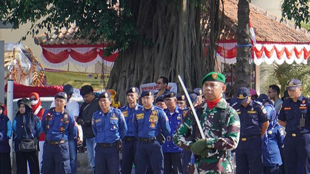 Dalam pelaksanaannya, kegiatan dimulai dengan dilaksanakannya upacara bendera di Alun-Alun Garut.
