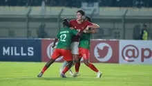 Pemain Timnas Indonesia, Elkan Baggot dijaga ketat pemain Bangladesh pada laga uji coba FIFA Matchday antara Timnas Indonesia menghadapi Bangladesh di Stadion Si Jalak Harupat, Bandung, Rabu (1/6/2022) malam WIB. (Bola.com/M. Iqbal Ichsan)
