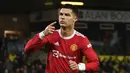 Pemain Manchester United Cristiano Ronaldo melakukan selebrasi usai mencetak gol ke gawang Norwich City dari titik penalti pada pertandingan sepak bola Liga Inggris di Stadion Carrow Road, Norwich, Inggris, 11 Desember 2021. Manchester United menang 1-0. (Daniel LEAL/AFP)