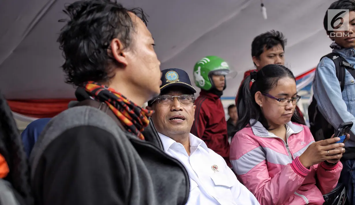 Menhub Budi Karya Sumadi berbincang dengan peserta mudik gratis sepeda motor saat menyambut  kedatangan mereka di Pelabuhan Tanjung Priok, Rabu (20/6). Ada 699 sepeda motor dan 1.650 penumpang kembali ke Jakarta dari Semarang. (Liputan6.com/Faizal Fanani)