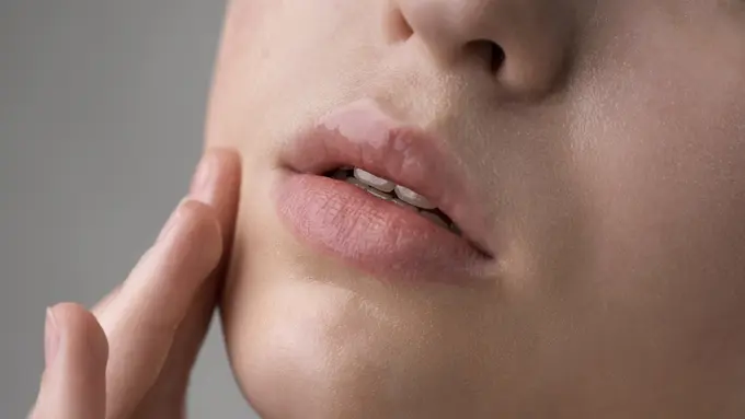 Cara Sederhana Merawat Bibir agar Lembab dan Tidak Pecah-Pecah - Cover