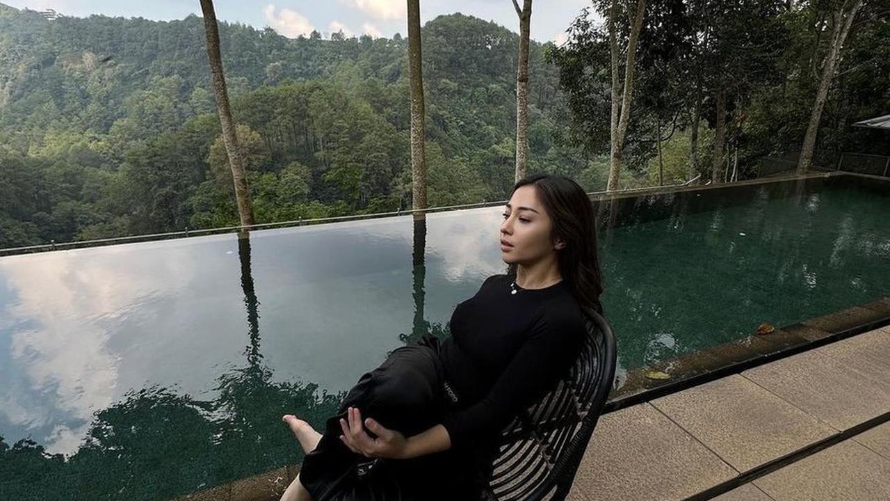 Air Mata Tak Terbendung serta Support dari Suami Jadi Sorotan, Ini 8 Potret Nikita Willy yang Alami Keguguran di Usia Kehamilan 7 Minggu