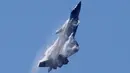 Jet tempur siluman  J-20 milik Angkatan Udara Tentara Pembebasan Rakyat China (PLAAF) tampil pada China Airshow 2018 di Guangdong, Selasa (6/11). Pameran yang dilakukan dua tahun sekali ini berlangsung 6 hingga 11 November mendatang. (AP/Kin Cheung)