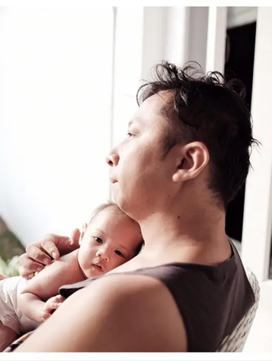 Beberapa kali Ringgo membagikan pengalaman baru menjadi ayah melalui akun Instagramnya. (Instagram/ ringgoagus)