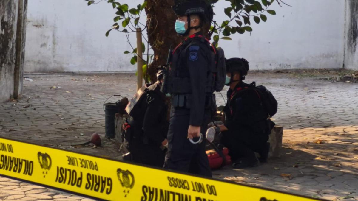 Tim gegana evakuasi granat di panti pidana keraton solo. (merdeka.com/arie sunaryo).