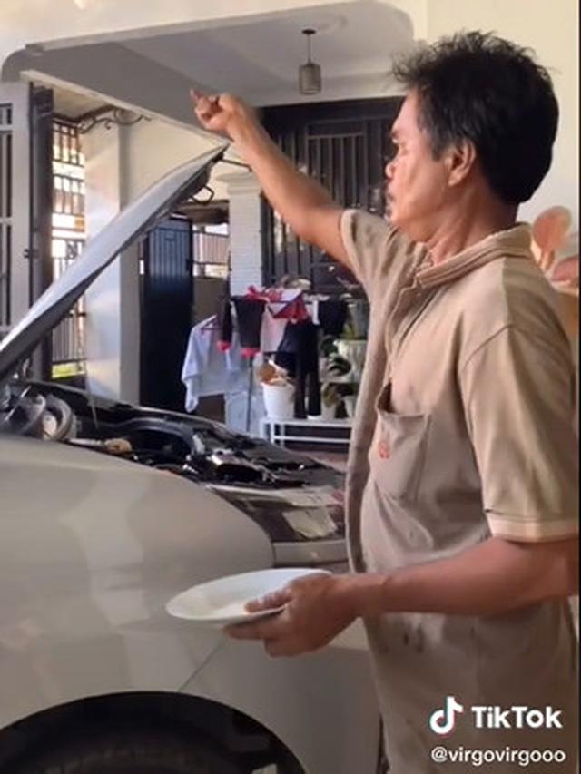Viral Ritual Beli Mobil Baru, Dipecahkan Telur Hingga Dilempar Beras