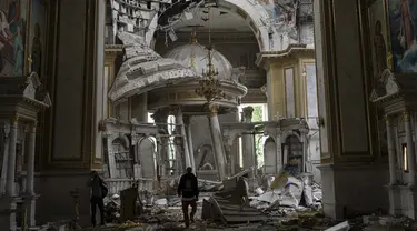 Personel gereja memeriksa kerusakan di dalam Katedral Transfigurasi Odesa menyusul serangan rudal Rusia di Odesa, Ukraina, Minggu (23/7/2023). (AP Photo/Jae C. Hong)