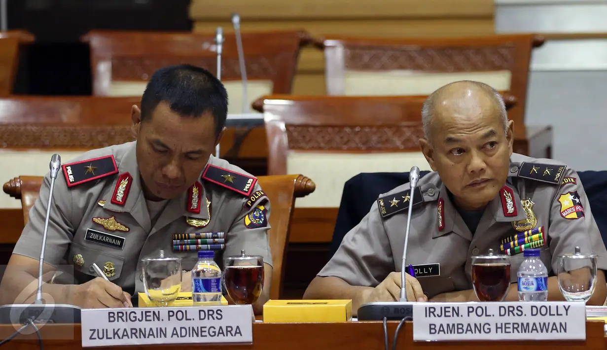 Kapolda Riau Brigjen Pol Zulkarnaen dan Mantan Kapolda Riau Irjen Pol Dolly Bambang Hermanto saat mengiktui rapat, Jakarta, (27/10). Rapat tersebut membahas meminta penjelasan terkait kebarakan hutan dan lahan di Indonesia. (Liputan6.com/Johan Tallo)