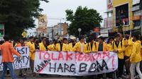 Para mahasiswa-buruh se-Sumsel menggelar aksi demonstrasi kenaikan BBM di simpang DPRD Sumsel (Dok. Pribadi Muhammad Arnold Habibullah Waworuntu / Nefri Inge)