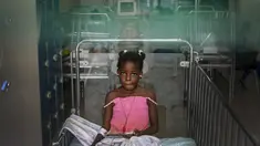 Seorang gadis beristirahat sambil mendengarkan musik di Rumah Sakit Anak Saint Damien Port-au-Prince, Haiti, Minggu (24/10/2021). Dilanda krisis, rumah sakit pediatri utama ibu kota hanya memiliki bahan bakar yang tersisa 3 hari untuk menjalankan ventilator dan peralatan medis. (AP/Matias Delacroix)