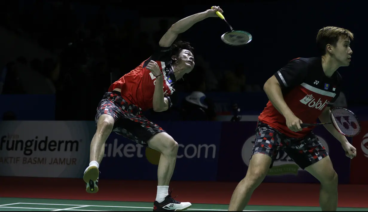Ganda putra Indonesia, Kevin Sanjaya/Marcus Gideon, saat melawan wakil India, Satwiksairaj Rankireddy/Chirag Shetty, pada Indonesia Open 2019 di Istora, Jakarta, Kamis (17/7). Kevin/Marcus menang 21-15, 21-14. (Bola.com/Yoppy Renato)