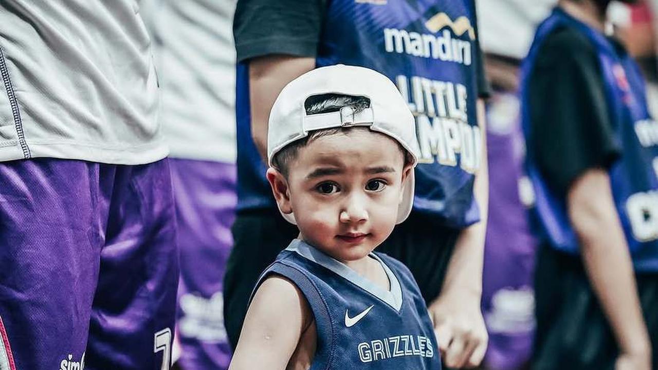 7 Potret Rayyanza Ikut Turun ke Lapangan IBL, Boss Cilik Rans Simba Bikin Gemas - Aura Sultannya Kenceng Banget