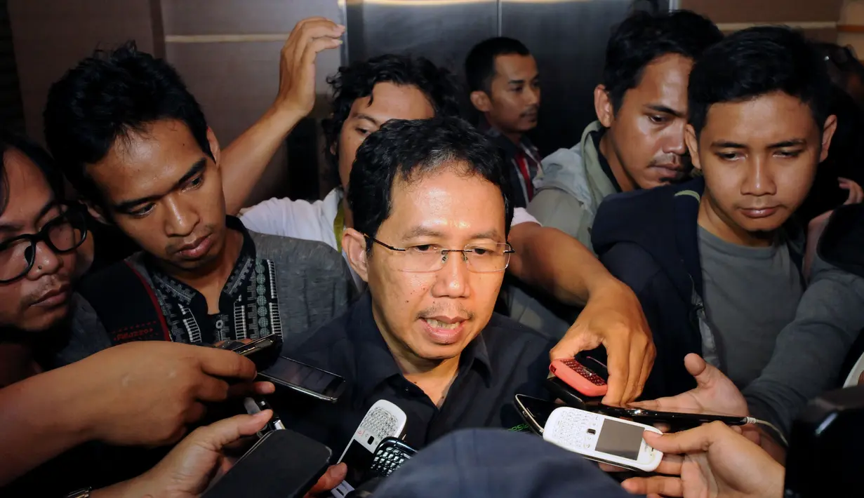 CEO PT Liga Indonesia, Joko Driyono menjawab pertanyaan wartawan usai bertemu dengan Menpora, Imam Nahrawi di Kantor Kemenpora, Jakarta, Senin (27/4/2015). Pertemuan berlangsung tertutup dan berakhir tanpa keputusan. (Liputan6.com/Helmi Fithriansyah)