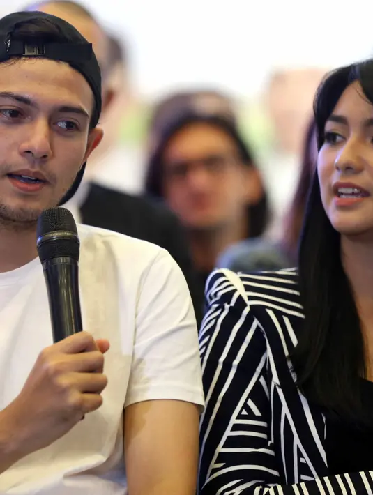 "Quality time lancar, Alhamdulillah. Kadang-kadang kalo gua lagi syuting, cewek gua yang bawa anak gua ke lokasi syuting. Kalo gua lagi pulang cepet, gua jemput gitu kan main di rumah," ungkap Rifky Balweel, Senin (20/2/2017). (Nurwahyunan/Bintang.com)