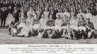 Major (tengah, depan) berfoto dengan skuad Manchester United AFC, pada awal musim 1904-1905. (www.unitedreds.net)