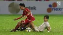 Gelandang Persija, Sandi Sute (kiri) berebut bola dengan pemain Persebaya pada lanjutan Go-Jek Liga 1 Indonesia 2018 bersama Bukalapak di Lapangan PTIK, Jakarta, Selasa (26/6). (Liputan6.com/Helmi Fithriansyah)