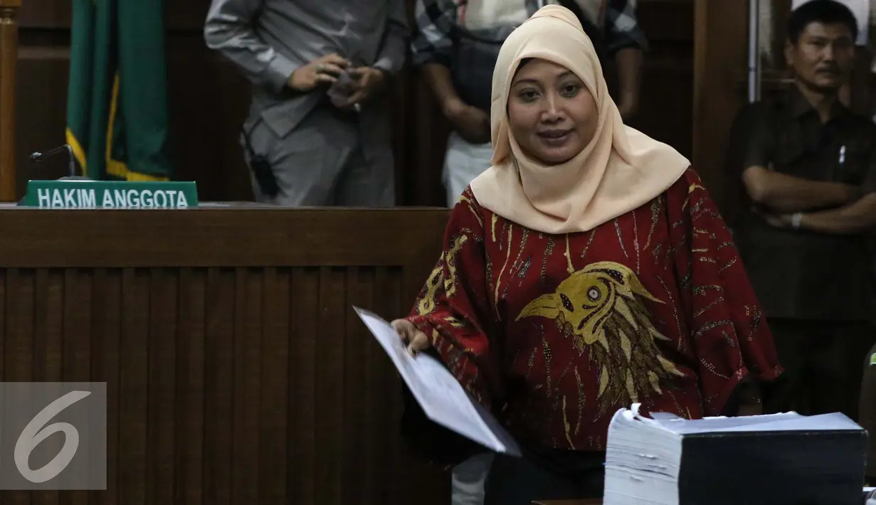 AAhli Hukum Pidana dan Kriminolog UI, Eva Achjani Zulfa bersiap memberi kesaksian dalam sidang ke-22, kasus kematian Mirna Wayan Salihin di Pengadilan Negeri Jakarta Pusat, Jakarta, Senin (19/9). (Liputan6.com/Helmi Afandi)