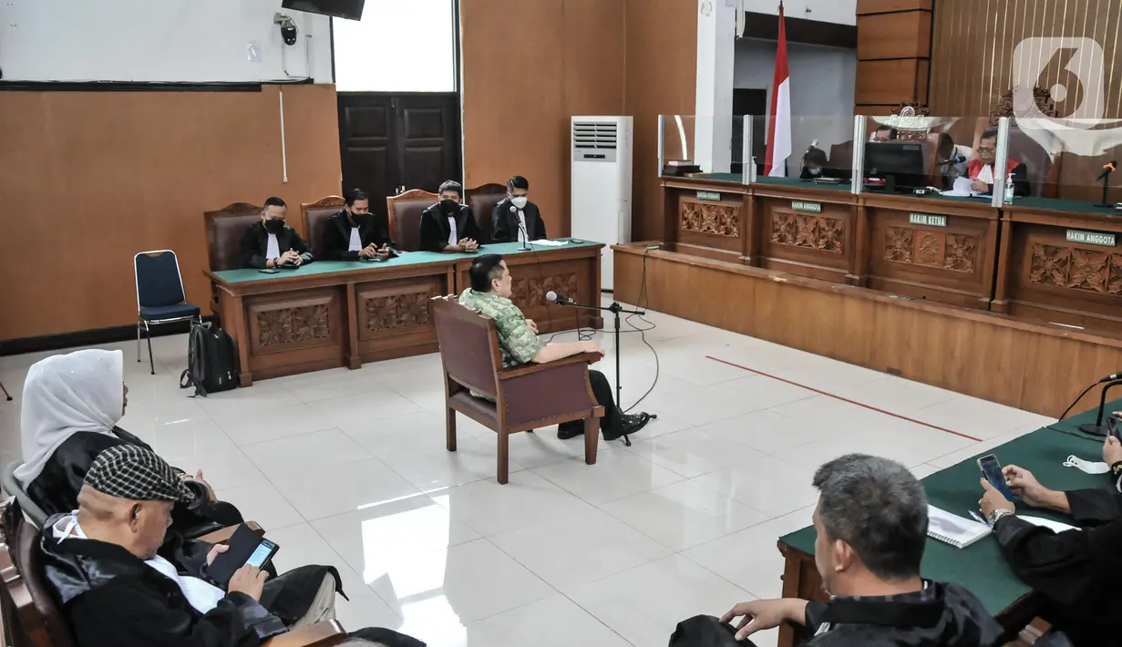 Terdakwa Irjen Napoleon Bonaparte mendengarkan Majelis Hakim membaca putusan saat sidang putusan kasus penganiayaan Muhammad Kosman alias M Kace di Pengadilan Negeri Jakarta Selatan, Kamis (15/9/2022).  Sebelumnya Jaksa menyebutkan, Napoleon melakukan penganiayaan bersama empat tahanan lain yakni Dedy Wahyudi, Djafar Hamzah, Himawan Prasetyo, dan Harmeniko pada 27 Agustus 2021.  (merdeka.com/Iqbal Septian Nugroho)