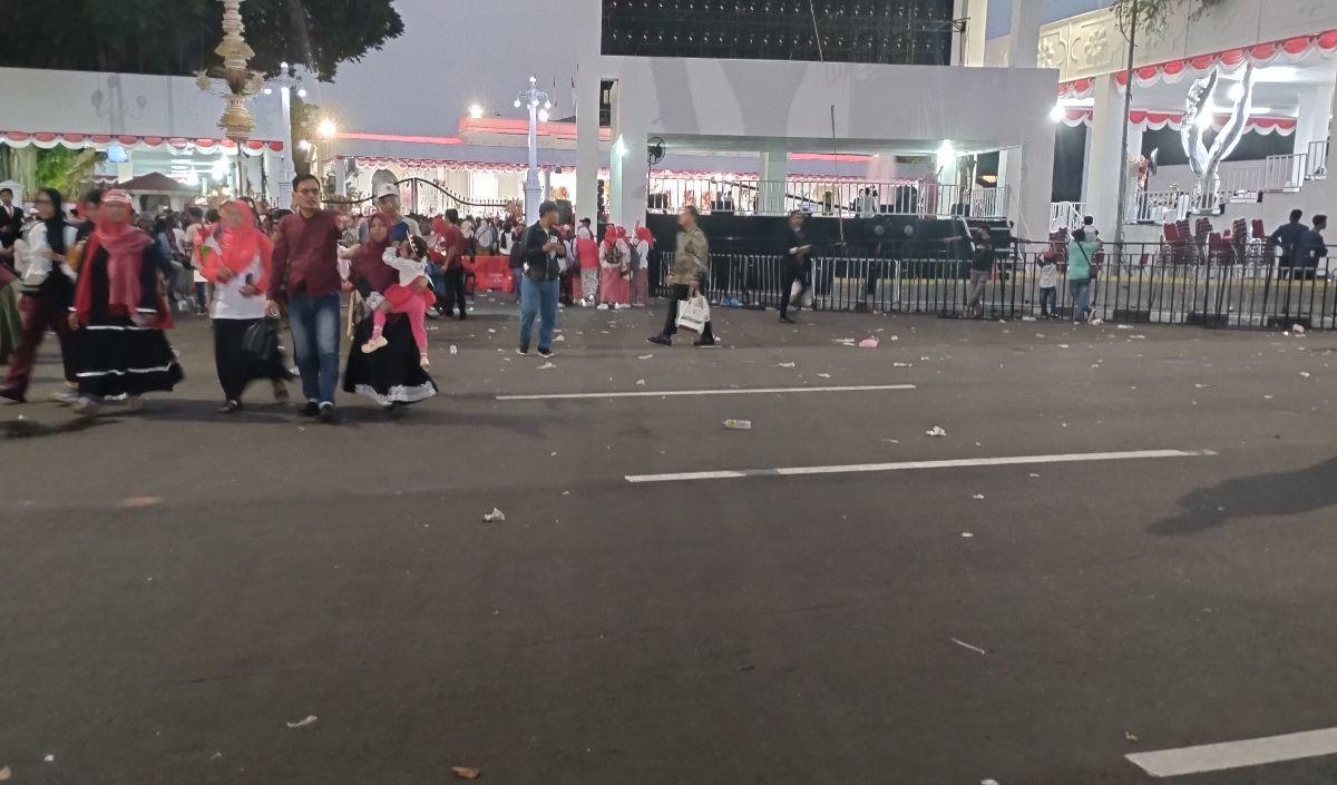Salah seorang warga bahkan kesal mendapati banyaknya sampah.