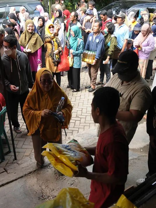 Beras ini berasal dari cadangan pemerintah (CBP) di gudang Perum Bulog. (merdeka.com/Imam Buhori)