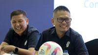 Direktur utama PT Liga Indonesia Baru (LIB), Ferry Paulus bersama Direktur Operasional,&nbsp;Asep Saputra berbincang dengan awak media di Kantor PT LIB di kawasan Senayan, Jakarta, Kamis (15/5/2025). (Bola.com/Bagaskara Lazuardi)